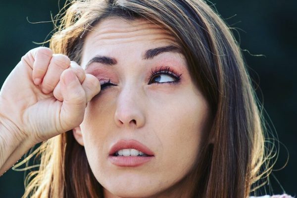 7 Tips Mencegah Mata Merah Selama Musim Alergi