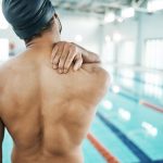 10 Cara Menghindari Bahu Cedera Saat Berenang