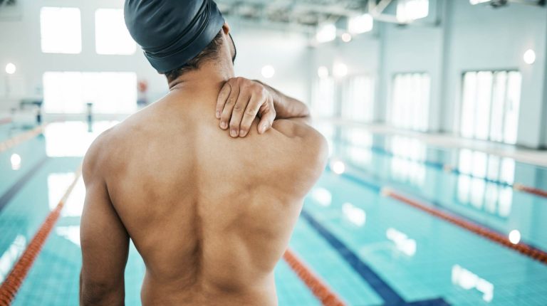 10 Cara Menghindari Bahu Cedera Saat Berenang